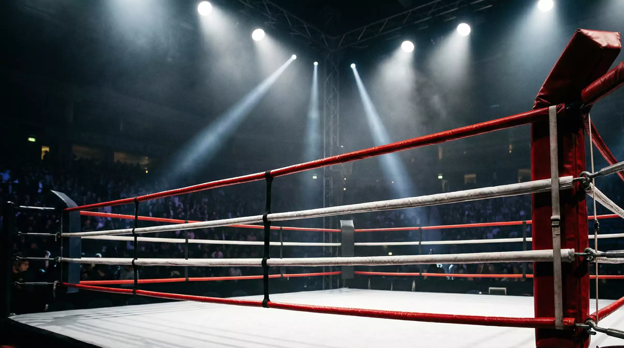 Boxring unter Scheinwerfern bei einem professionellen Boxkampf